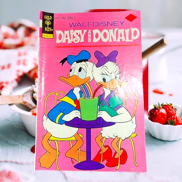 Walt disney no. 11 Daisy and Donald (1975) comic book. bagged and bordered - Picture 1 of 6